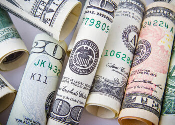 Enviar dinero en efectivo desde EE. UU. a Ecuador costará más desde 2026